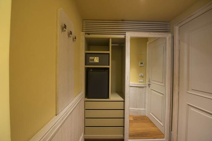Room 9 of 47