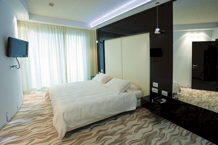 Room 27 of 82