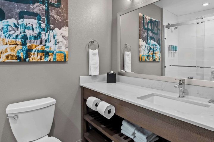 2 Queen Accessible Comm Assist Bathtub Microwave, Refrigerator WiFi Continental Breakfast (5 of 14)
