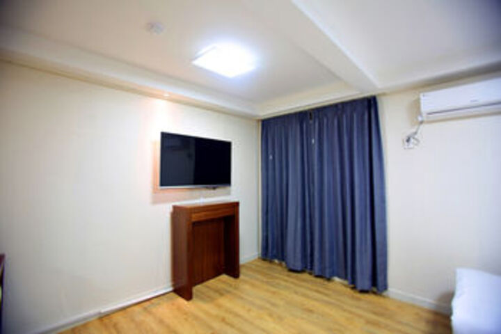 Room 16 of 18