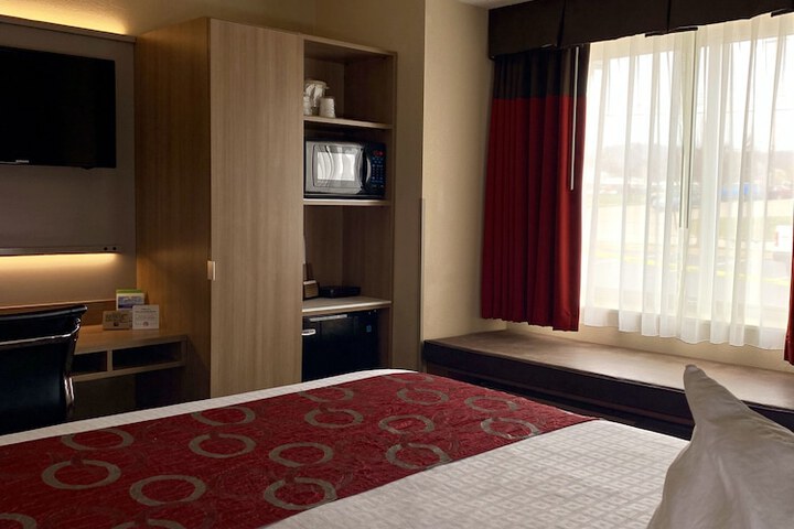 1 Queen Bed (13 of 13)