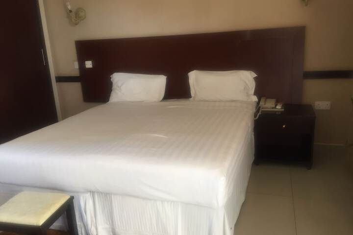 Room 13 of 83