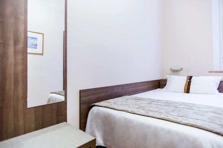 Room 4 of 28