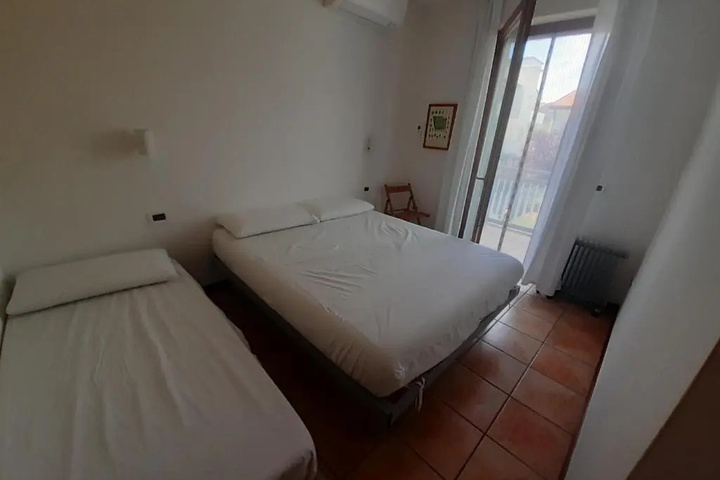 Room 2 of 8