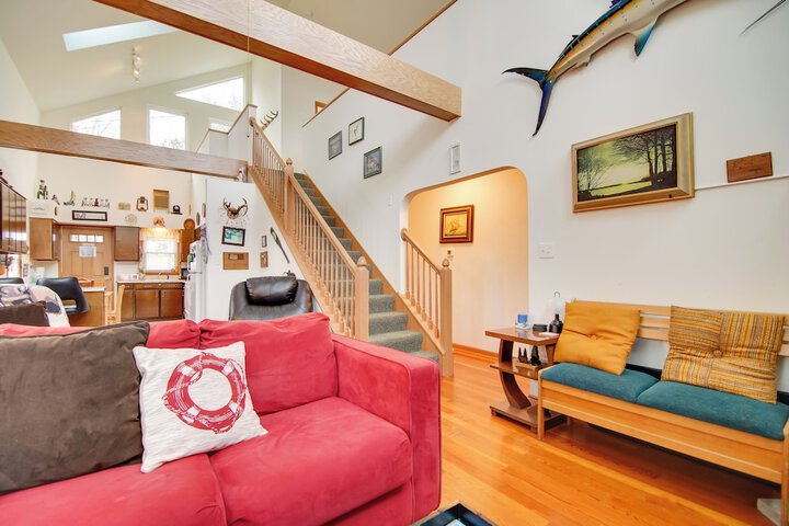 Twin Lakes Home - Walk to Lake Elizabeth!
