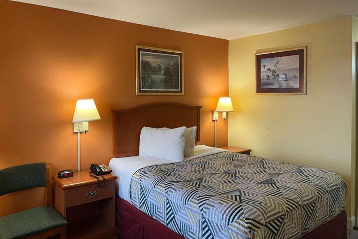 1 Queen Bed Micfridge (1 of 14)
