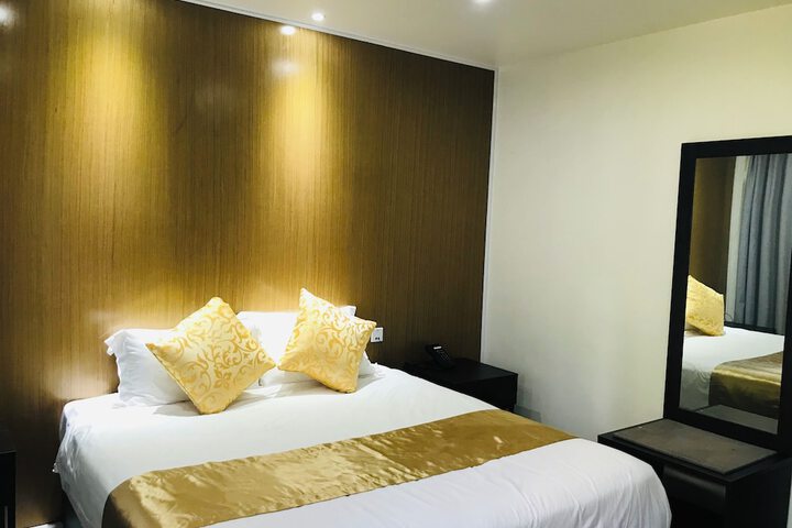 Room 9 of 33