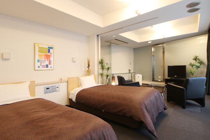 Room 11 of 32
