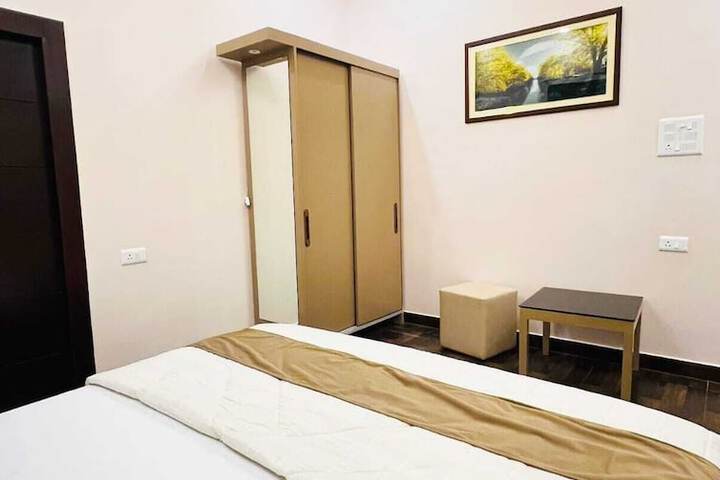 Room 16 of 77