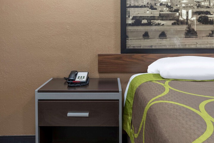 1 Queen Bed (10 of 13)