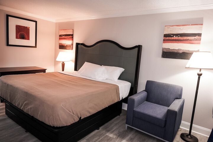 1 King Bed (4 of 9)