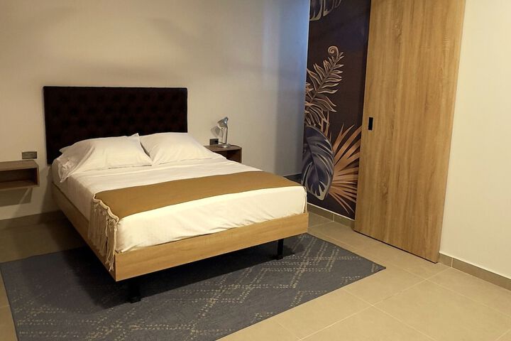 Room 4 of 33