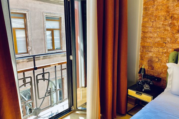 Room 16 of 61