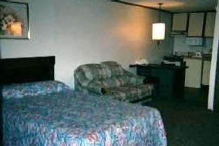 1 King Bed (4 of 5)