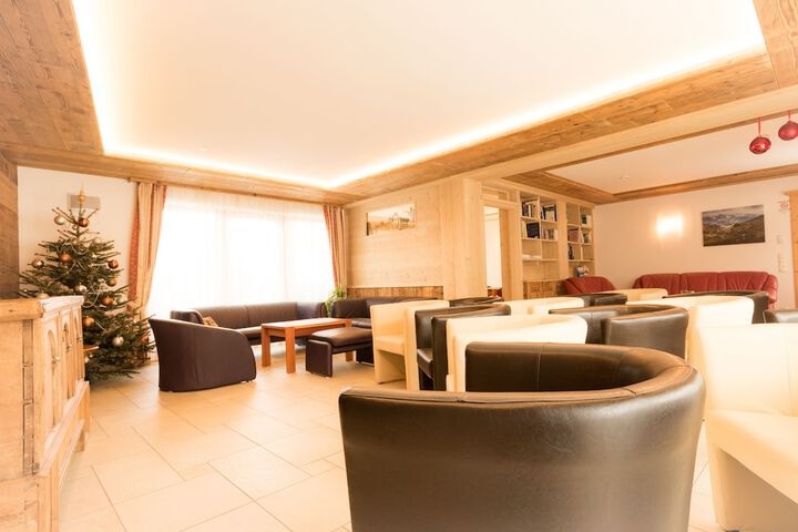 Lounge 73 of 86