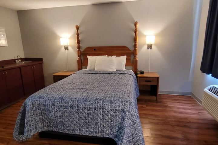 1 Queen Bed (3 of 25)