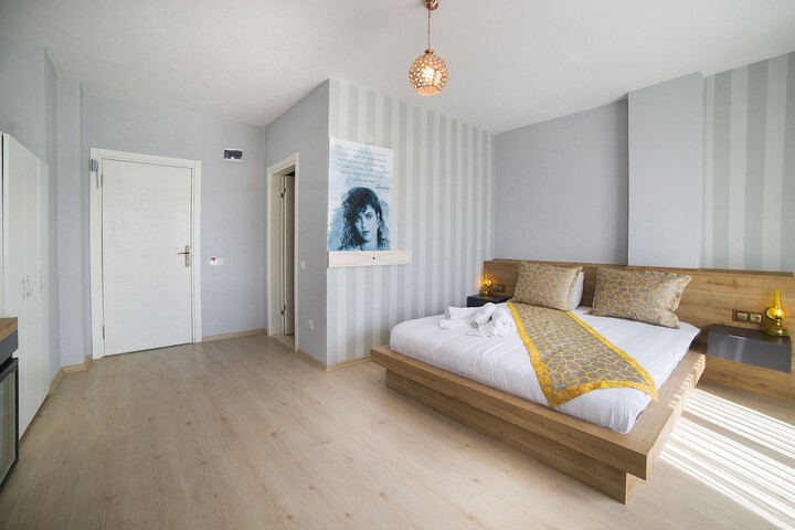 Room 32 of 59