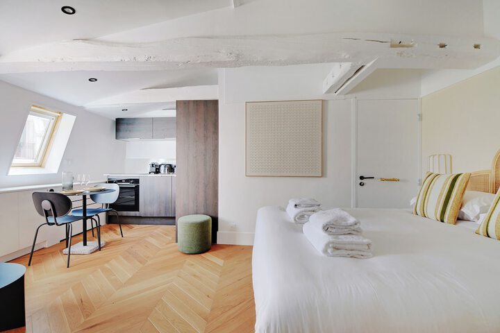 Room 6 of 28