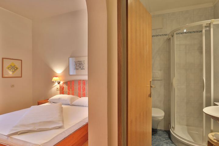 Room 30 of 120