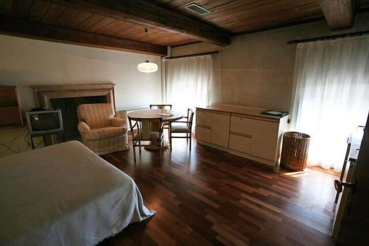 Room 16 of 44