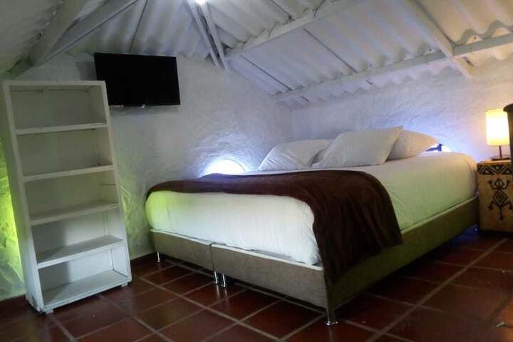 Room 2 of 33