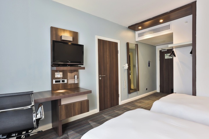 Room 18 of 187