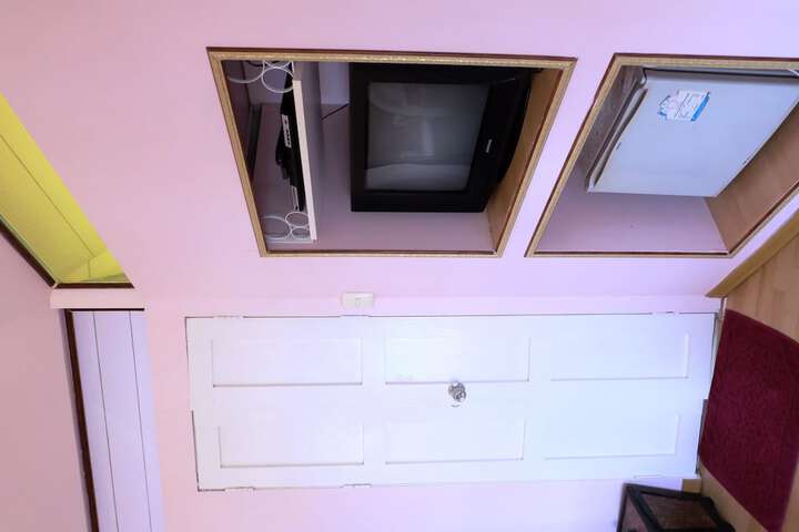 Room 6 of 105