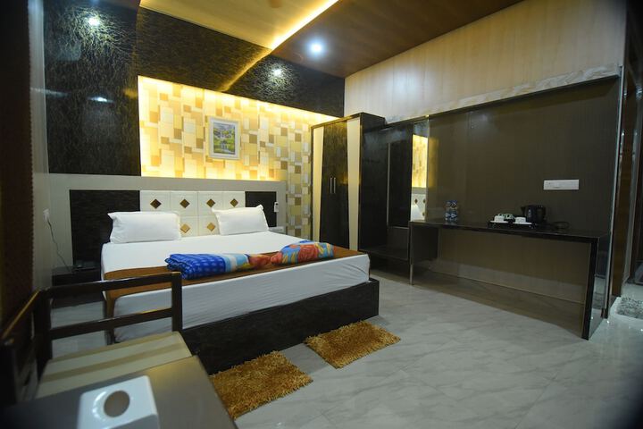 Room 12 of 28