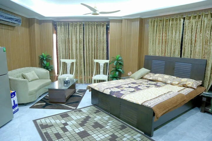 Room 6 of 13