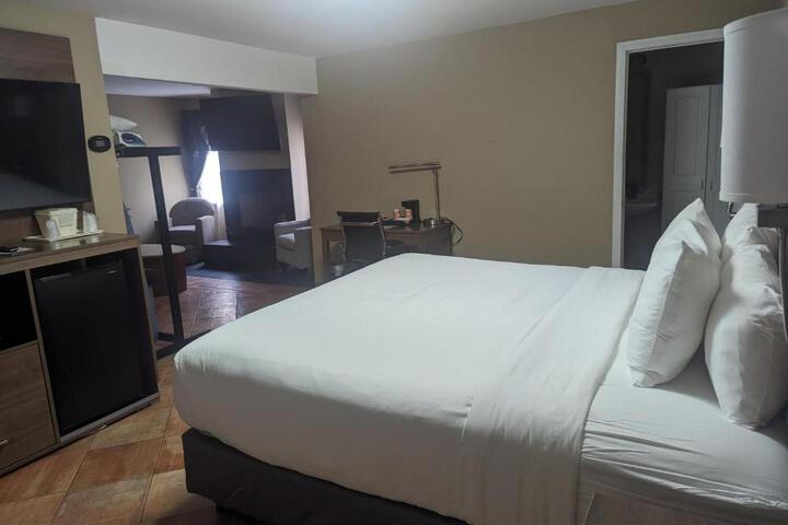 Standard King Bed Accessible (4 of 25)