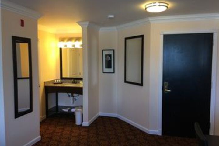 Ballroom/Hall 34 of 66