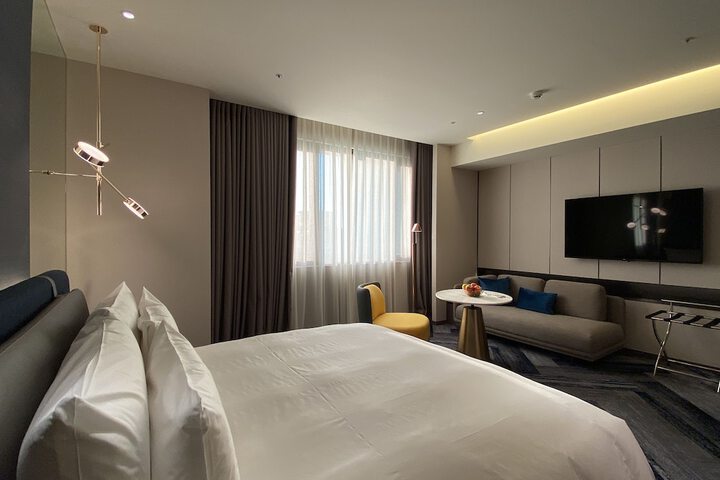 Room 28 of 76