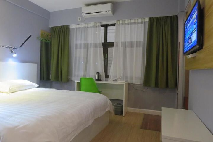 Room 9 of 20