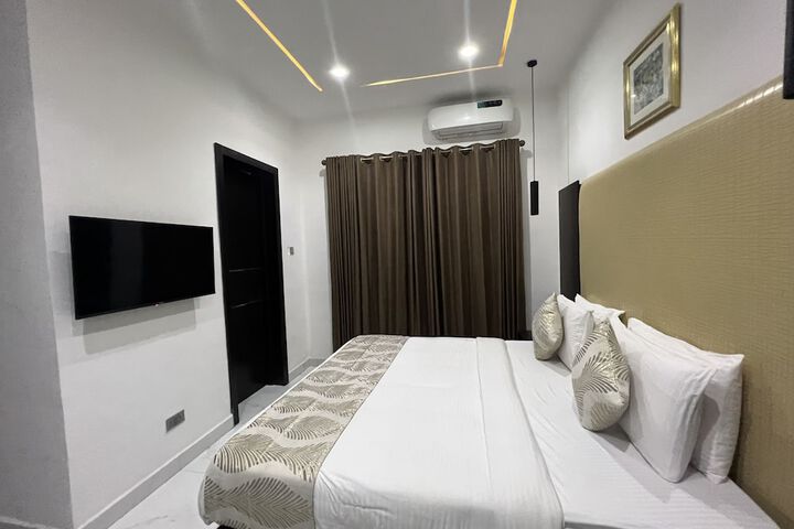 Room 42 of 100