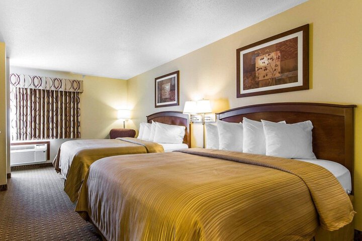 1 Queen Bed (8 of 12)
