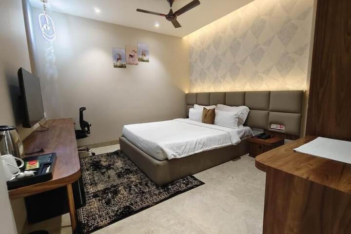 Room 5 of 17