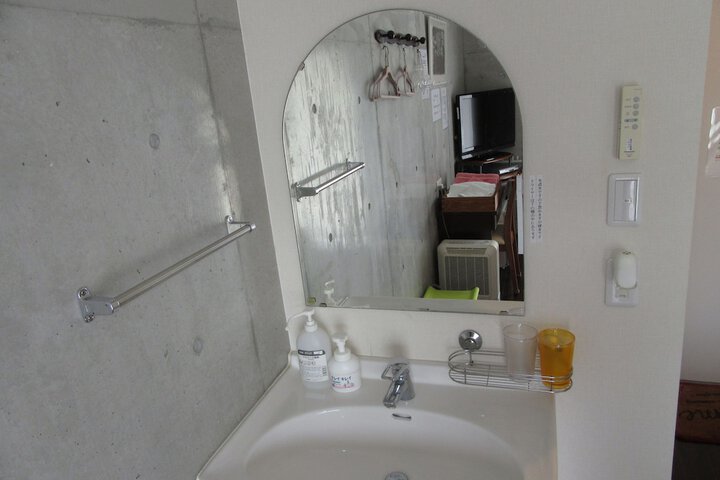 Room 6 of 35