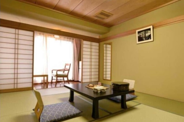 Room 8 of 127