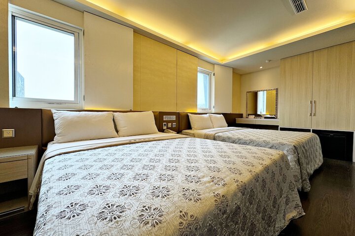 Room 26 of 100
