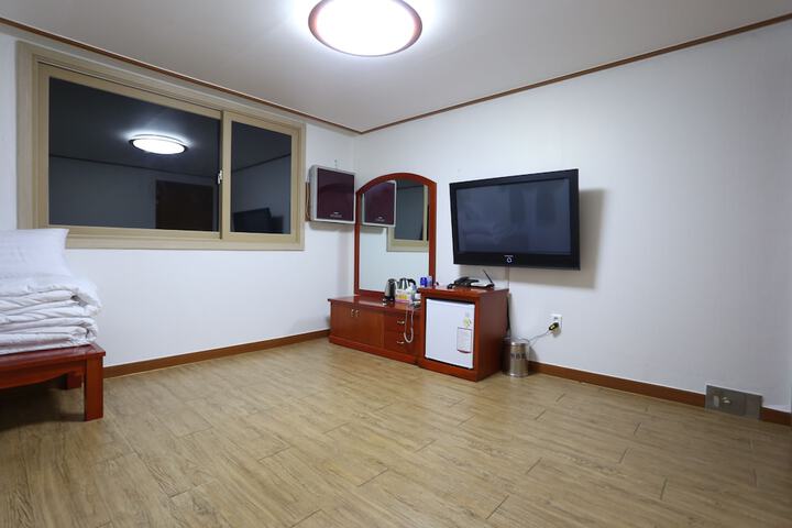 Room 5 of 28
