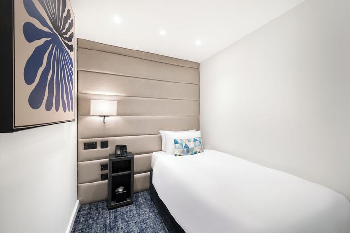 Room 5 of 61