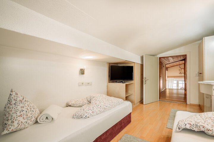 Room 5 of 84