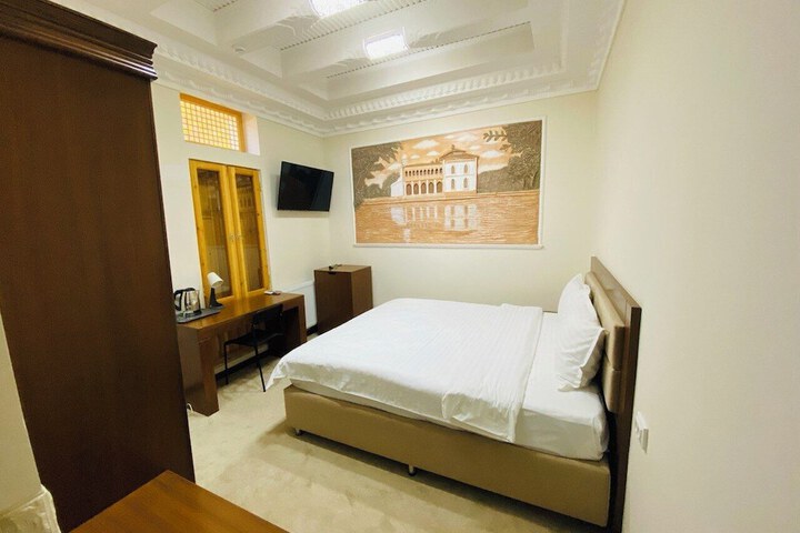Room 5 of 11