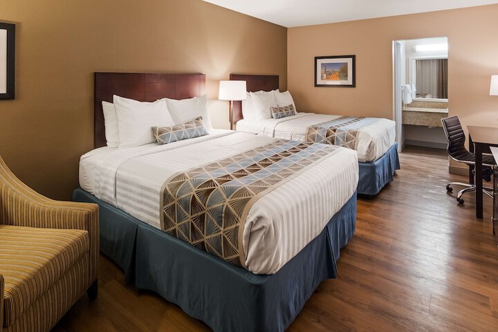 1 Queen Bed High Speed Internet Accessible Coffee Maker, Hairdryer Iron and Ironing Board Continental Breakfast (5 of 13)