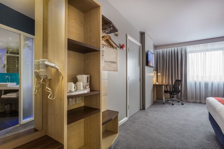 Room 33 of 65
