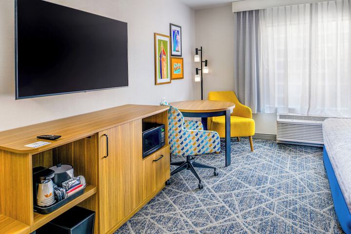 Room 6 of 82