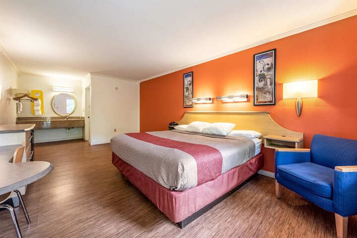 1 King Bed (5 of 12)