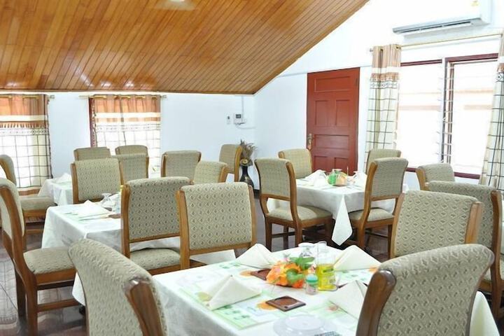 Dining 7 of 10