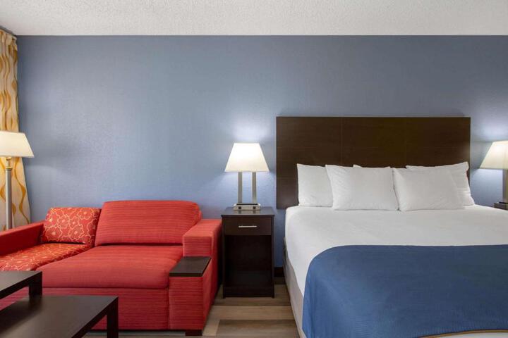 1 King Bed (5 of 8)