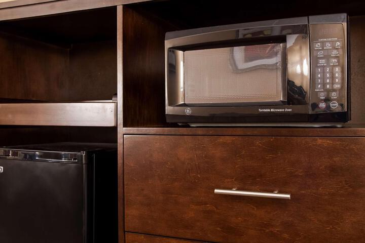 1 King Bed Microwave and Refrigerator WiFi Continental Breakfast (6 of 14)